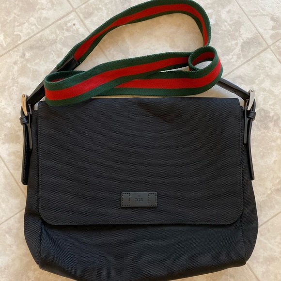 Gucci Handbags - Gucci messenger bag only worn twice 100% Authentic
